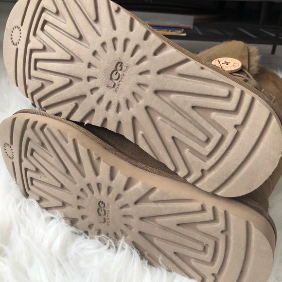 UGG Australia Bailey Button Sheepskin Boot - Picture 5 of 8